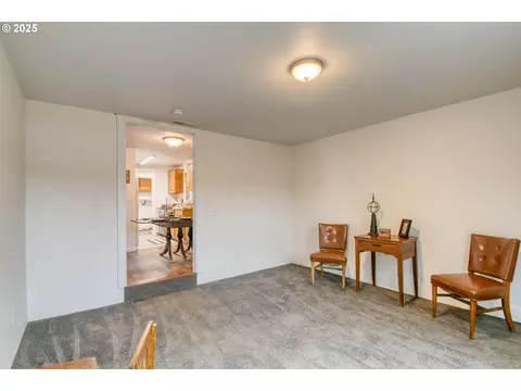 Living - 70981 SW Douglas Dr, Pendleton, OR 97801 photo 5 of 5