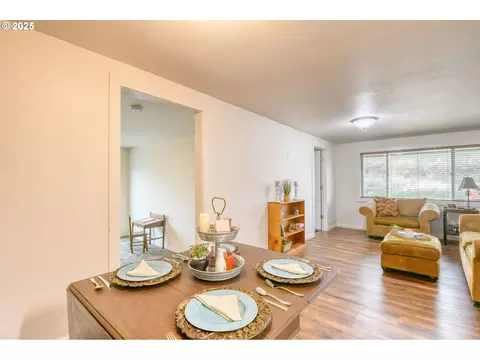 Dining - 70981 SW Douglas Dr, Pendleton, OR 97801 photo 3 of 3