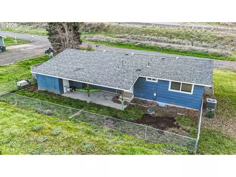 Exterior - 70981 SW Douglas Dr, Pendleton, OR 97801 photo 2 of 7