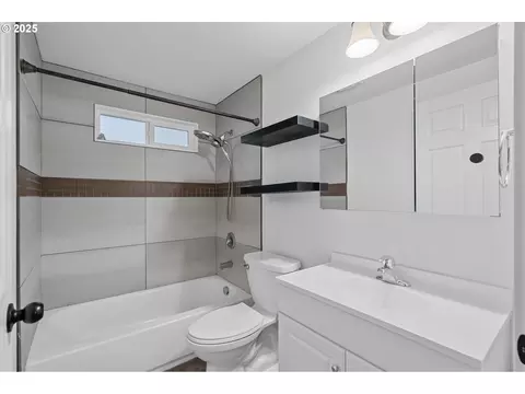 Bath - 70981 SW Douglas Dr, Pendleton, OR 97801 photo 2 of 2