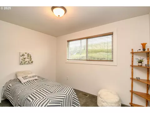 Bedroom - 70981 SW Douglas Dr, Pendleton, OR 97801 photo 2 of 6
