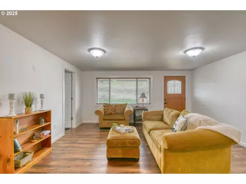 Living - 70981 SW Douglas Dr, Pendleton, OR 97801 photo 3 of 5