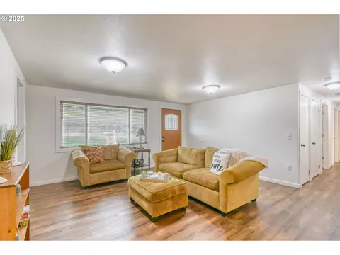 Living - 70981 SW Douglas Dr, Pendleton, OR 97801 photo 1 of 5