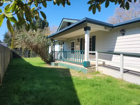 717 6th St, Brookings, OR 97415
