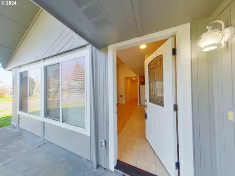 Entry Way - 2815 Hilyard St, Eugene, OR 97403 photo 1 of 4