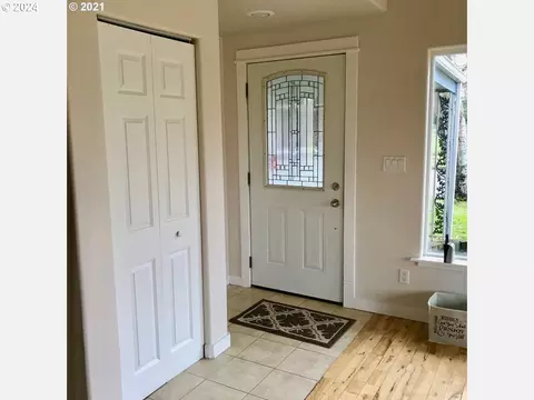 Entry Way - 2815 Hilyard St, Eugene, OR 97403 photo 3 of 4