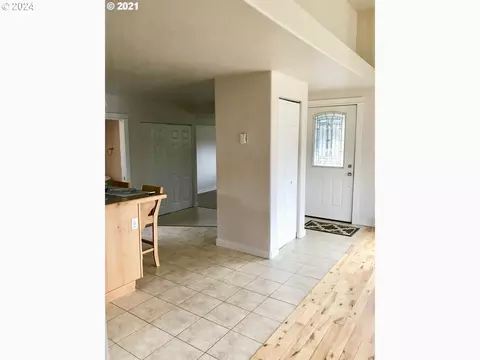 Entry Way - 2815 Hilyard St, Eugene, OR 97403 photo 4 of 4