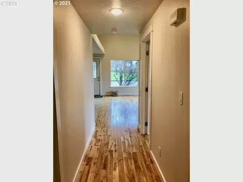 Entry Way - 2815 Hilyard St, Eugene, OR 97403 photo 2 of 4
