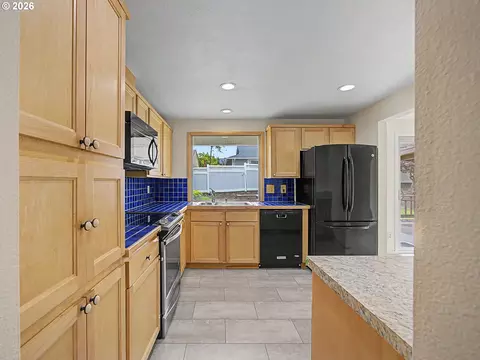 Kitchen - 1702 SW Mawrcrest Ave, Gresham, OR 97080 photo 4 of 5