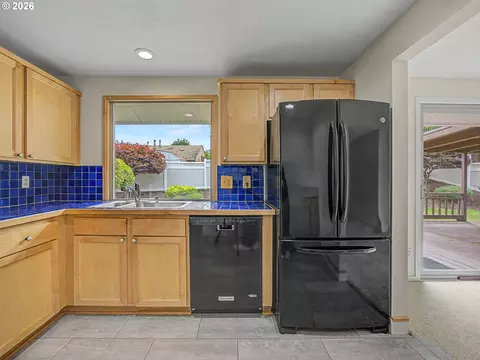 Kitchen - 1702 SW Mawrcrest Ave, Gresham, OR 97080 photo 2 of 5