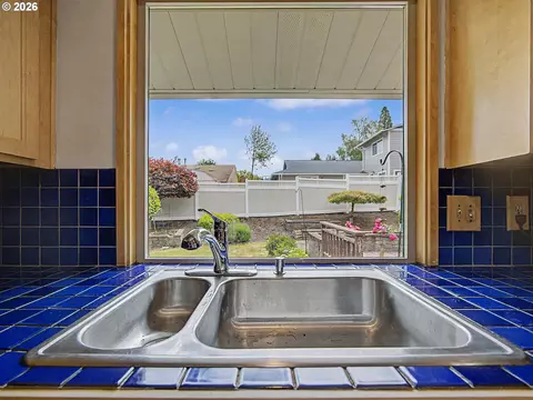Kitchen - 1702 SW Mawrcrest Ave, Gresham, OR 97080 photo 5 of 5