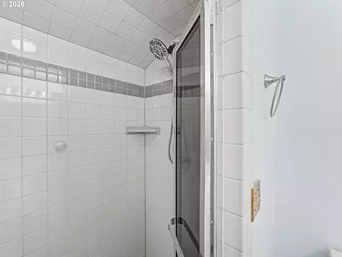 Bath - 1702 SW Mawrcrest Ave, Gresham, OR 97080 photo 4 of 4