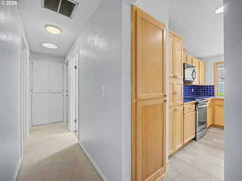 Entry Way - 1702 SW Mawrcrest Ave, Gresham, OR 97080 photo 2 of 3