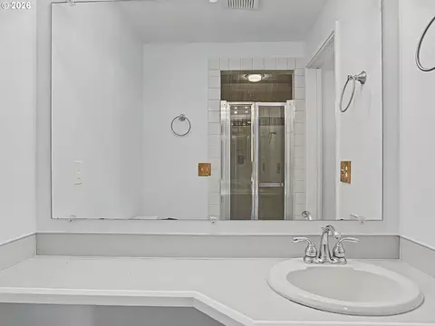 Bath - 1702 SW Mawrcrest Ave, Gresham, OR 97080 photo 2 of 4