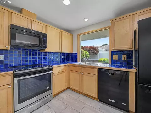 Kitchen - 1702 SW Mawrcrest Ave, Gresham, OR 97080 photo 3 of 5