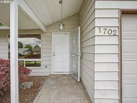 Entry Way - 1702 SW Mawrcrest Ave, Gresham, OR 97080 photo 1 of 3