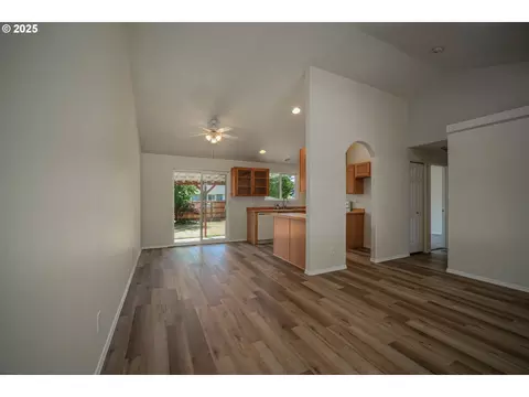 1033 E St, Independence, OR 97351 photo 9
