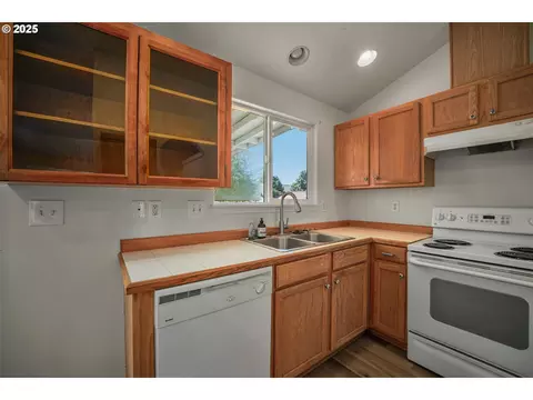 1033 E St, Independence, OR 97351 photo 13