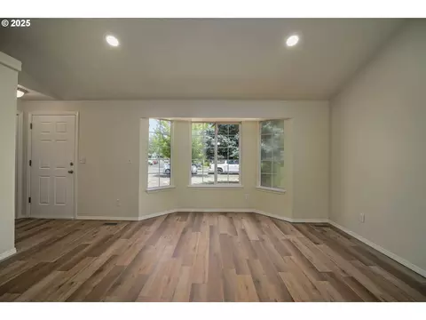 1033 E St, Independence, OR 97351 photo 6
