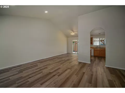 1033 E St, Independence, OR 97351 photo 7