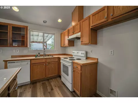 1033 E St, Independence, OR 97351 photo 15