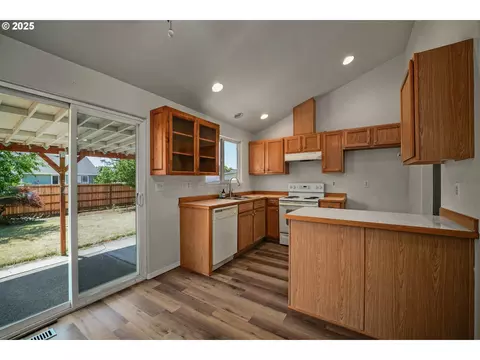 1033 E St, Independence, OR 97351 photo 10