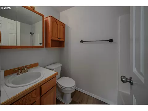 1033 E St, Independence, OR 97351 photo 24