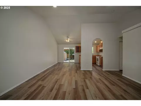 1033 E St, Independence, OR 97351 photo 8