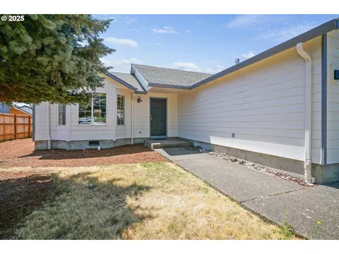 1033 E St, Independence, OR 97351 photo 4
