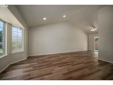 1033 E St, Independence, OR 97351 photo 5
