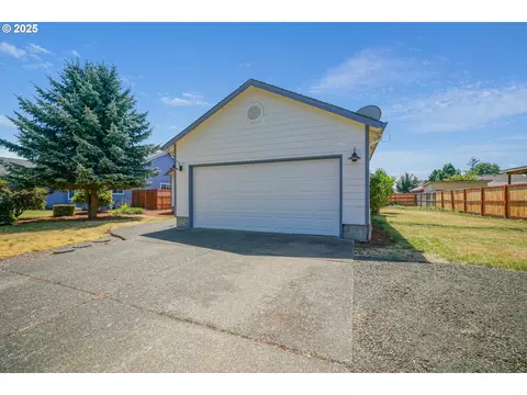 1033 E St, Independence, OR 97351 photo 2
