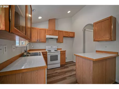 1033 E St, Independence, OR 97351 photo 12