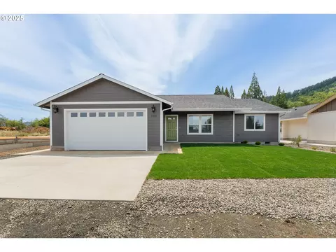 908 Fir Grove Ln, Sutherlin, OR 97479