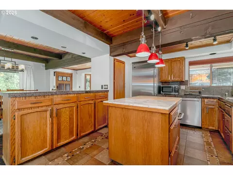 Kitchen - 42440 SE Wildcat Mountain Dr, Sandy, OR 97055 photo 3 of 4