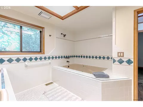 Bath - 42440 SE Wildcat Mountain Dr, Sandy, OR 97055 photo 2 of 4