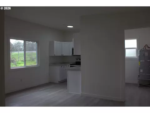 Living - 316 SW 22nd St, Pendleton, OR 97801 photo 2 of 3