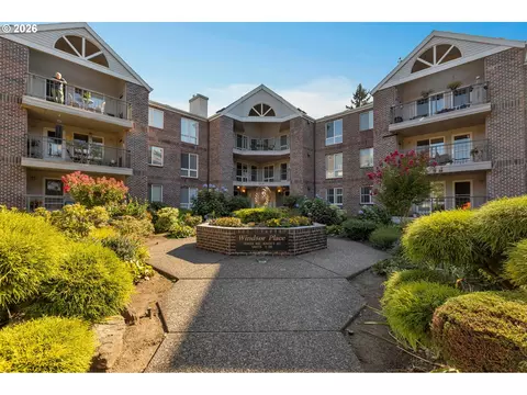15420 NE Knott St #13, Portland, OR 97230