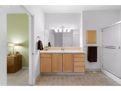 Bath - 6473 SE 31st Ter, Gresham, OR 97080 photo 3 of 3
