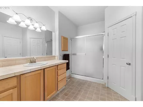 Bath - 6473 SE 31st Ter, Gresham, OR 97080 photo 2 of 3