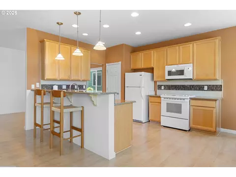 Kitchen - 6473 SE 31st Ter, Gresham, OR 97080 photo 2 of 4