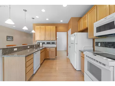 Kitchen - 6473 SE 31st Ter, Gresham, OR 97080 photo 3 of 4