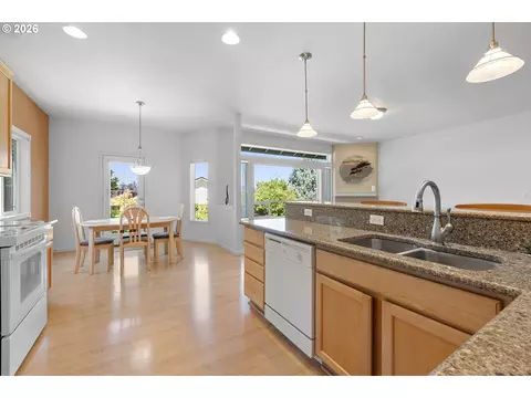 Kitchen - 6473 SE 31st Ter, Gresham, OR 97080 photo 4 of 4
