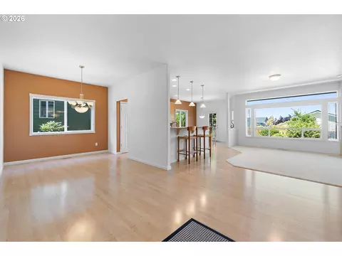 Living - 6473 SE 31st Ter, Gresham, OR 97080 photo 1 of 3