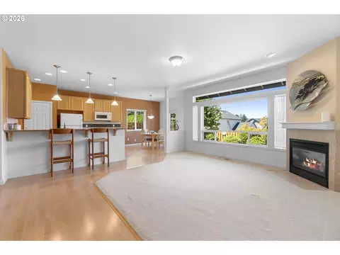Living - 6473 SE 31st Ter, Gresham, OR 97080 photo 2 of 3