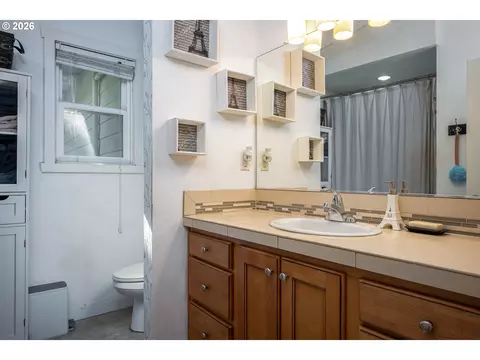 Bath - 3344 SE Hillyard Rd, Gresham, OR 97080 photo 2 of 2
