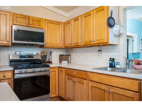 Kitchen - 3344 SE Hillyard Rd, Gresham, OR 97080 photo 4 of 6