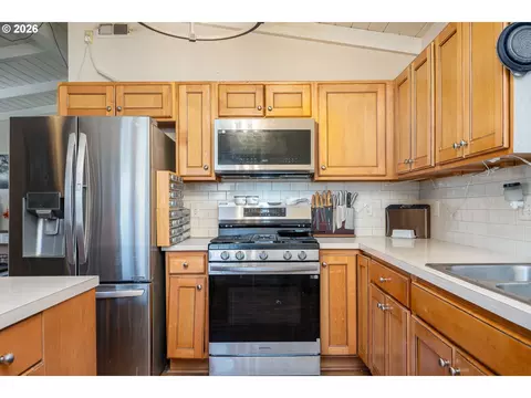 Kitchen - 3344 SE Hillyard Rd, Gresham, OR 97080 photo 5 of 6