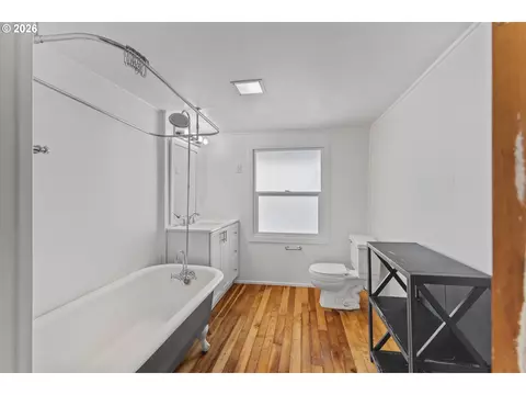 Bath - 645 5th St, Myrtle Point, OR 97458 photo 3 of 3