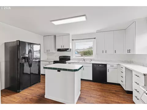 Kitchen - 645 5th St, Myrtle Point, OR 97458 photo 1 of 3