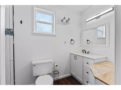 Bath - 645 5th St, Myrtle Point, OR 97458 photo 1 of 3